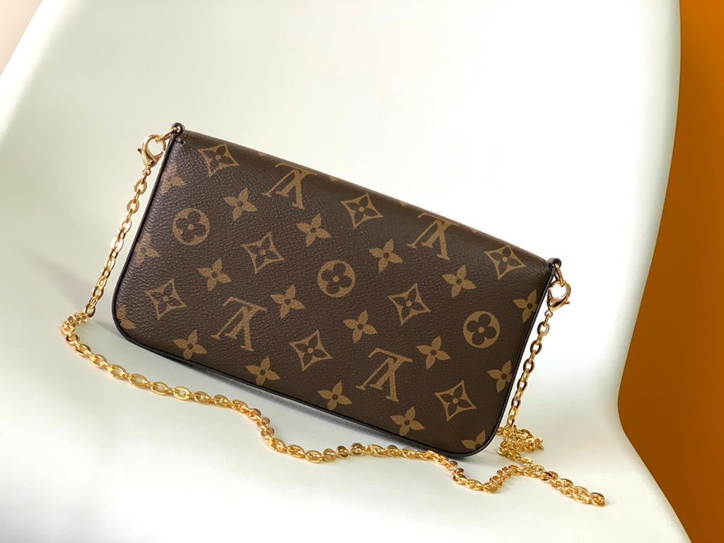 The Signature Chain Pochette