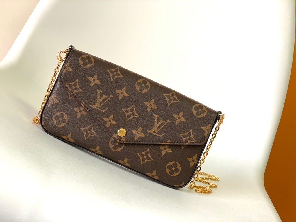 The Signature Chain Pochette