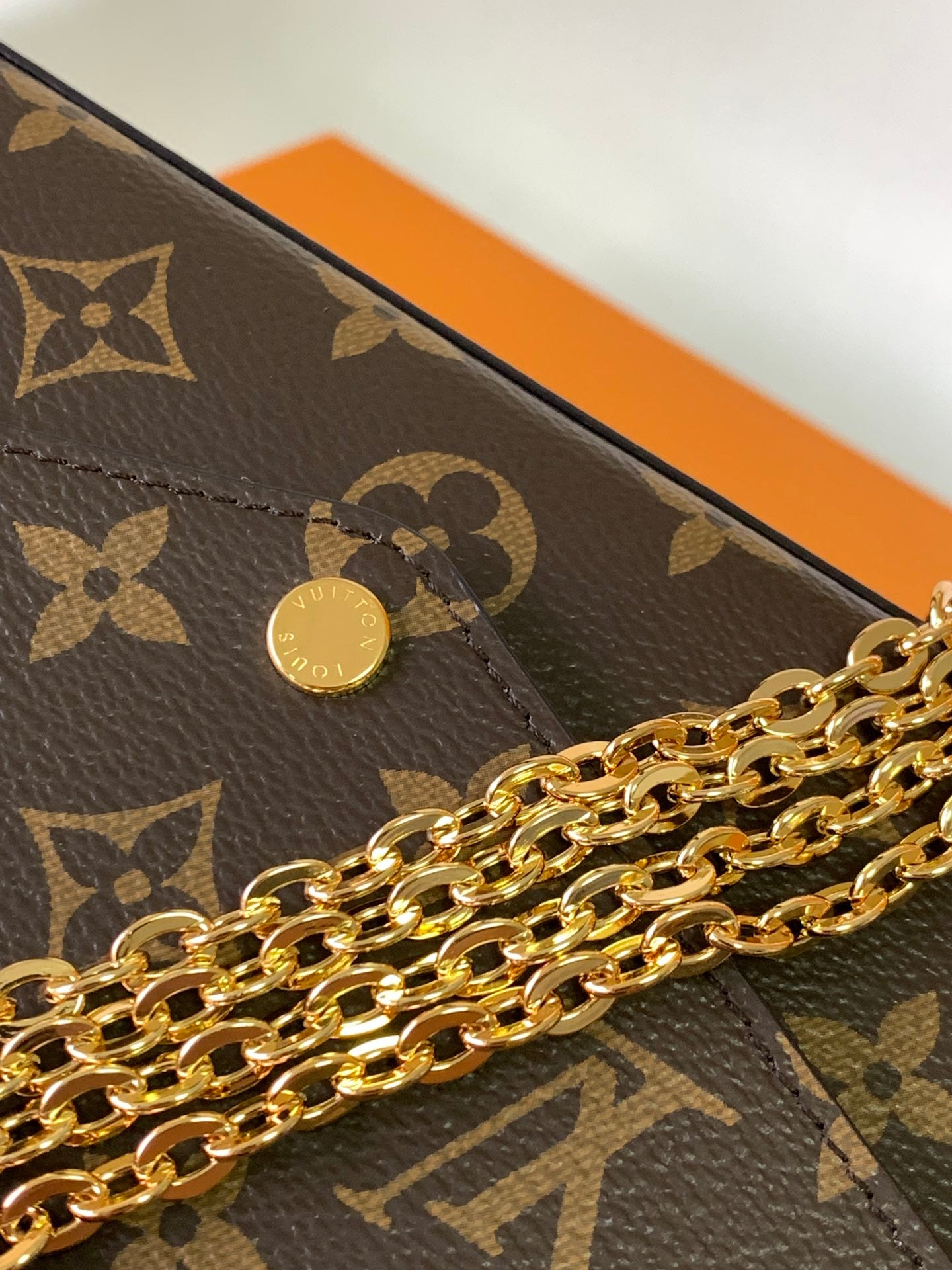 The Signature Chain Pochette