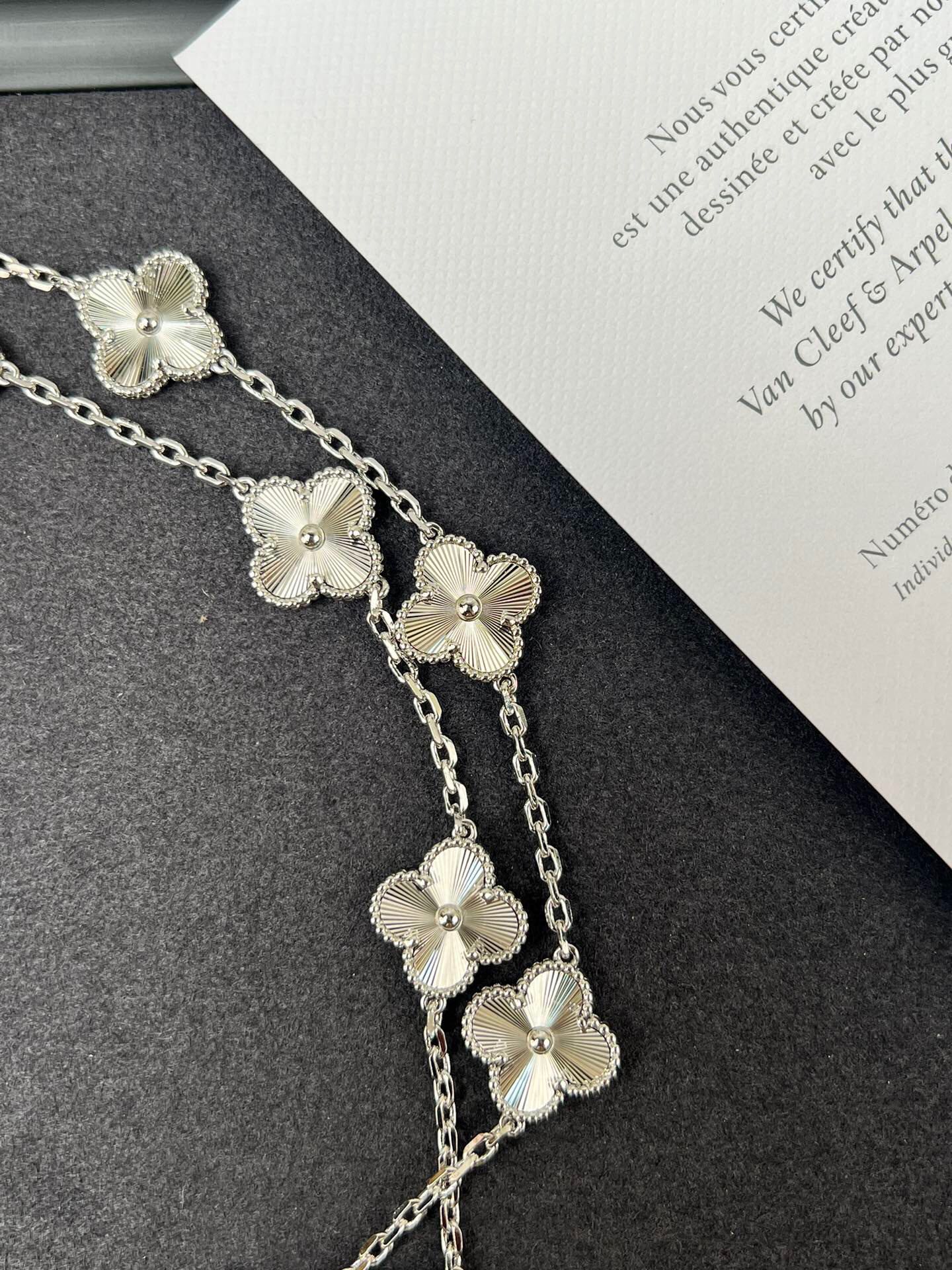 The Icon Clover Long (silver)