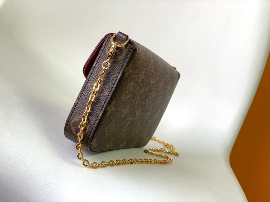 The Signature Chain Pochette