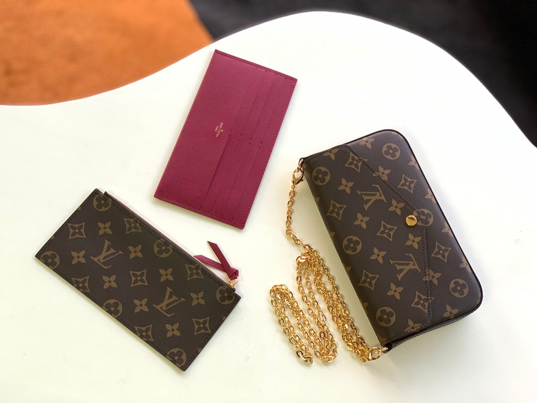 The Signature Chain Pochette