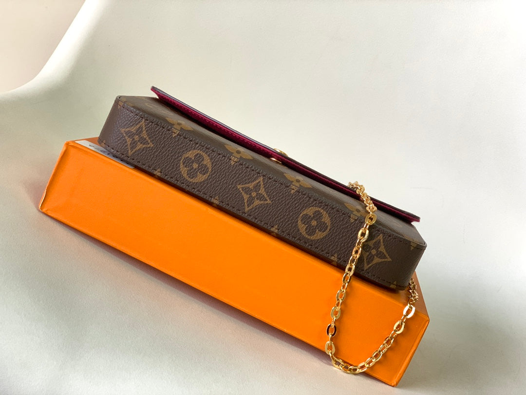 The Signature Chain Pochette